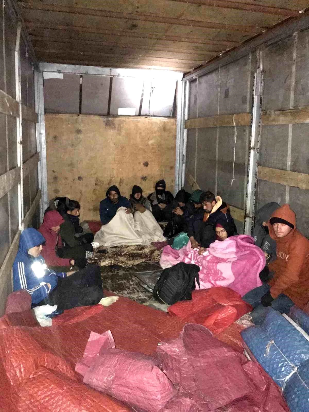 Amasya\'da 13 Afgan kaçak göçmen yakalandı, kamyonun sürücüsü ve sahibi tutuklandı