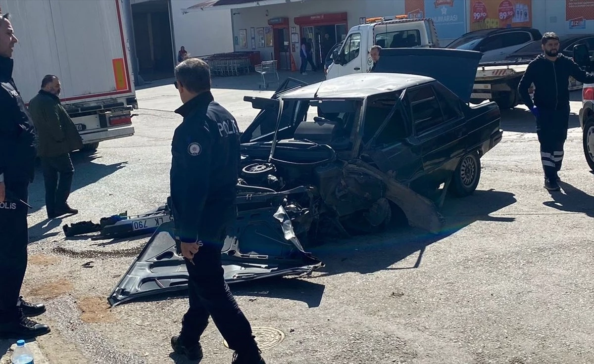 Amasya\'da beton bloka çarpan otomobilde 2 kişi yaralandı