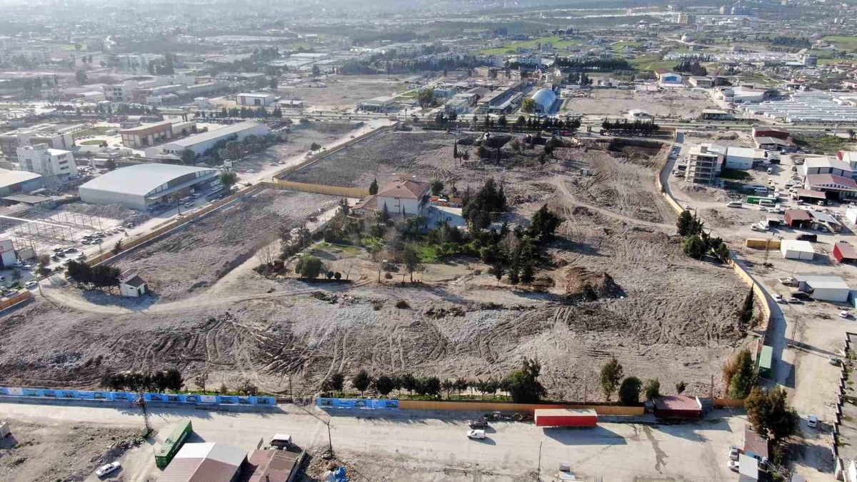 Depremin Vurduğu Hatay\'da 600 Evler Sitesi Sadece Tabelası ve Boş Araziyle Kalıyor