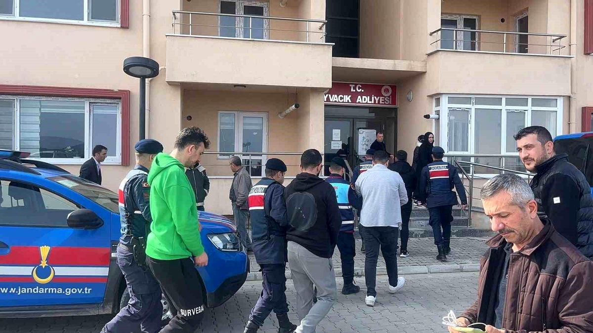 Çanakkale\'de Kaçak Göçmen Operasyonu: 27 Göçmen Yakalandı, 4 Organizatör Tutuklandı
