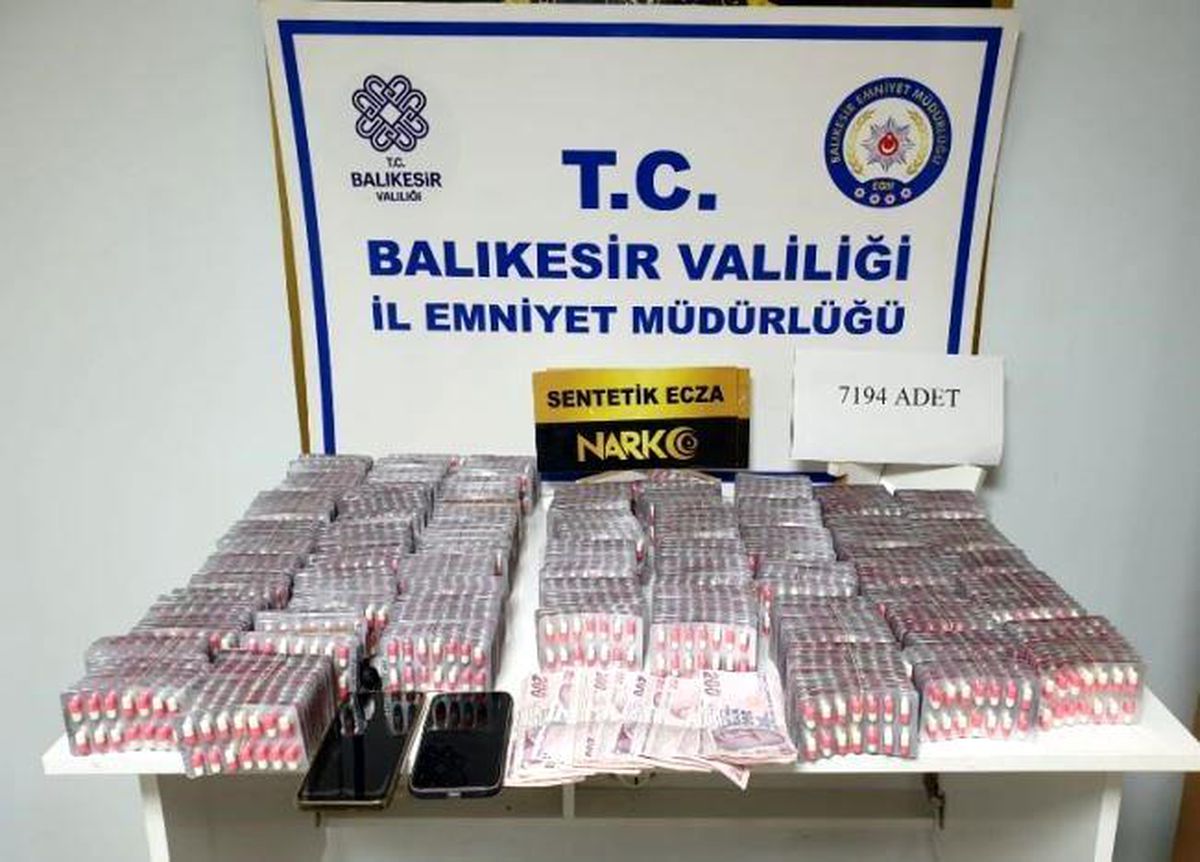 Ayvalık\'ta yapılan operasyonda 7 bin 194 adet sentetik ecza hap ele geçirildi