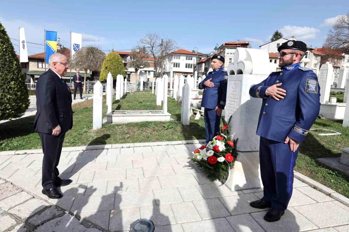 Milli Savunma Bakanı Yaşar Güler, Saraybosna\'da Şehitlikleri Ziyaret Etti