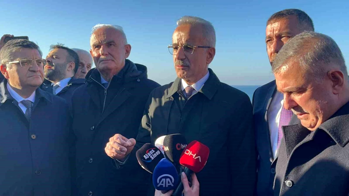 Ulaştırma Bakanı Sinop\'ta Çevre Yolu Projesini İnceledi