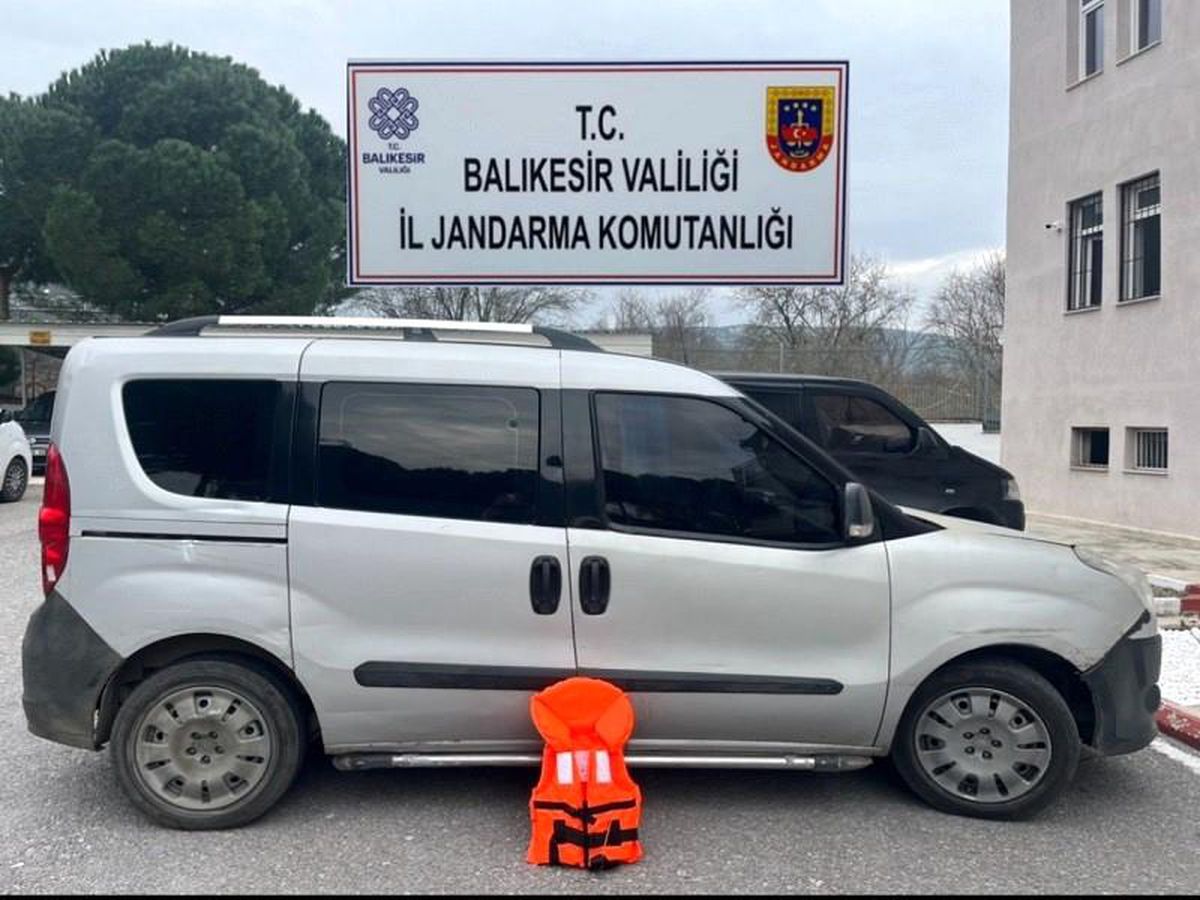 Balıkesir\'de Göçmen Kaçakçılığı Operasyonu: 2 Organizatör ve 14 Düzensiz Göçmen Yakalandı
