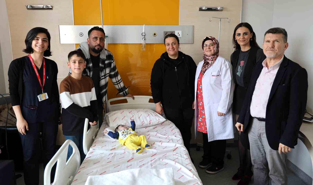 27 Haftalık Bebek 8 Ay Sonra Ailesine Kavuştu
