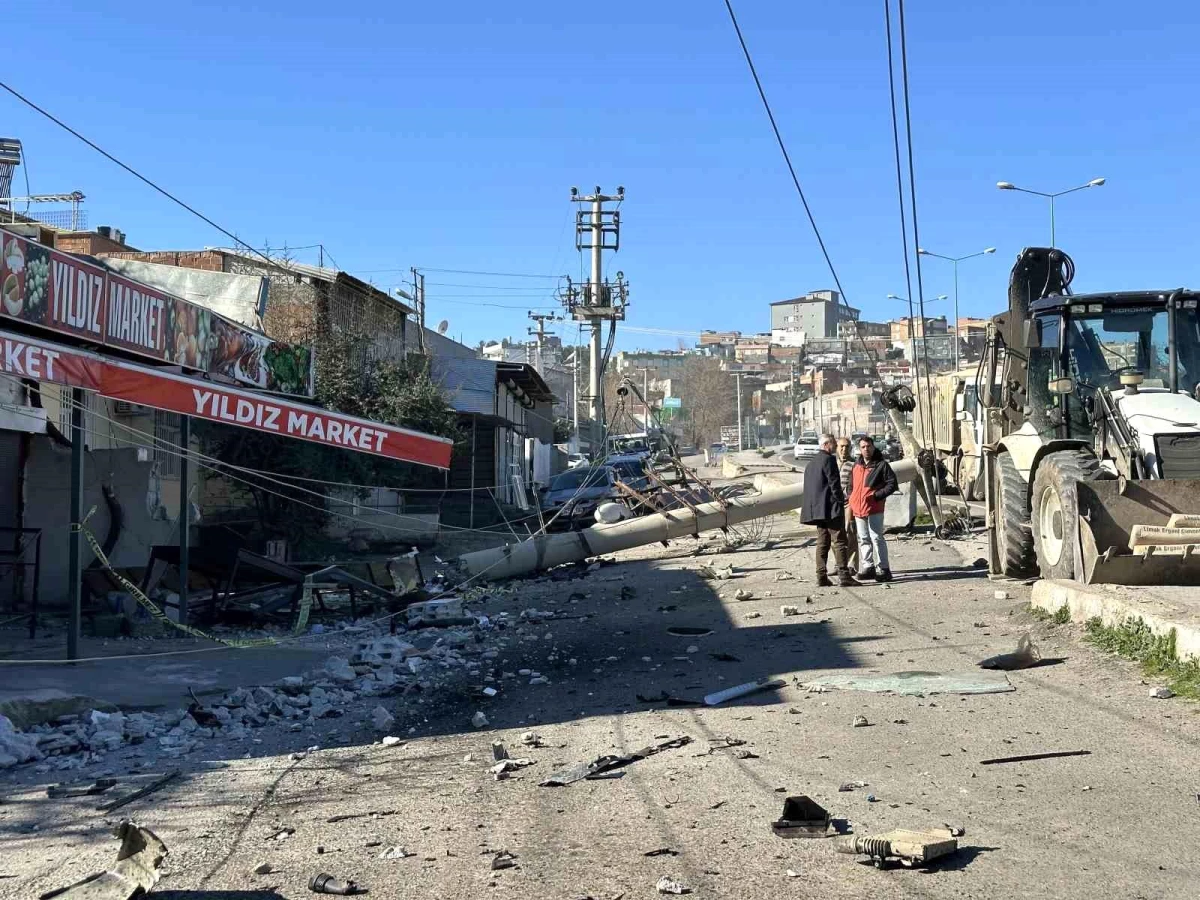 Diyarbakır\'da otomobil beton direğe saplandı