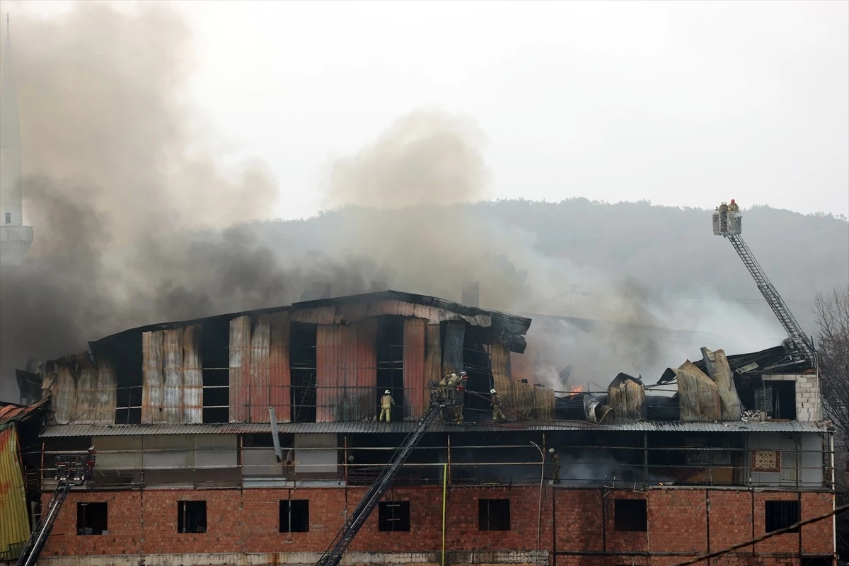 Beykoz\'da 3 Katlı Binada Çıkan Yangın Kontrol Altına Alındı
