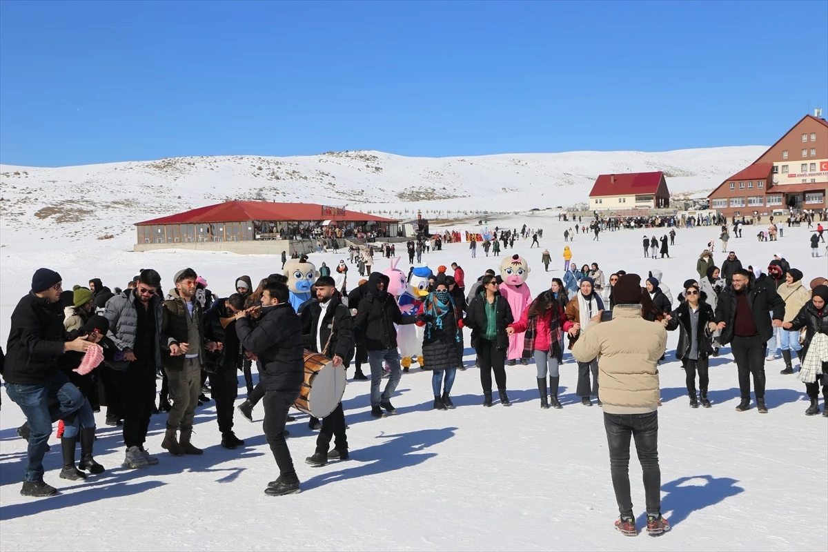 Bingöl Üniversitesi\'nde düzenlenen Hesarek Kar Festivali öğrencileri eğlendirdi