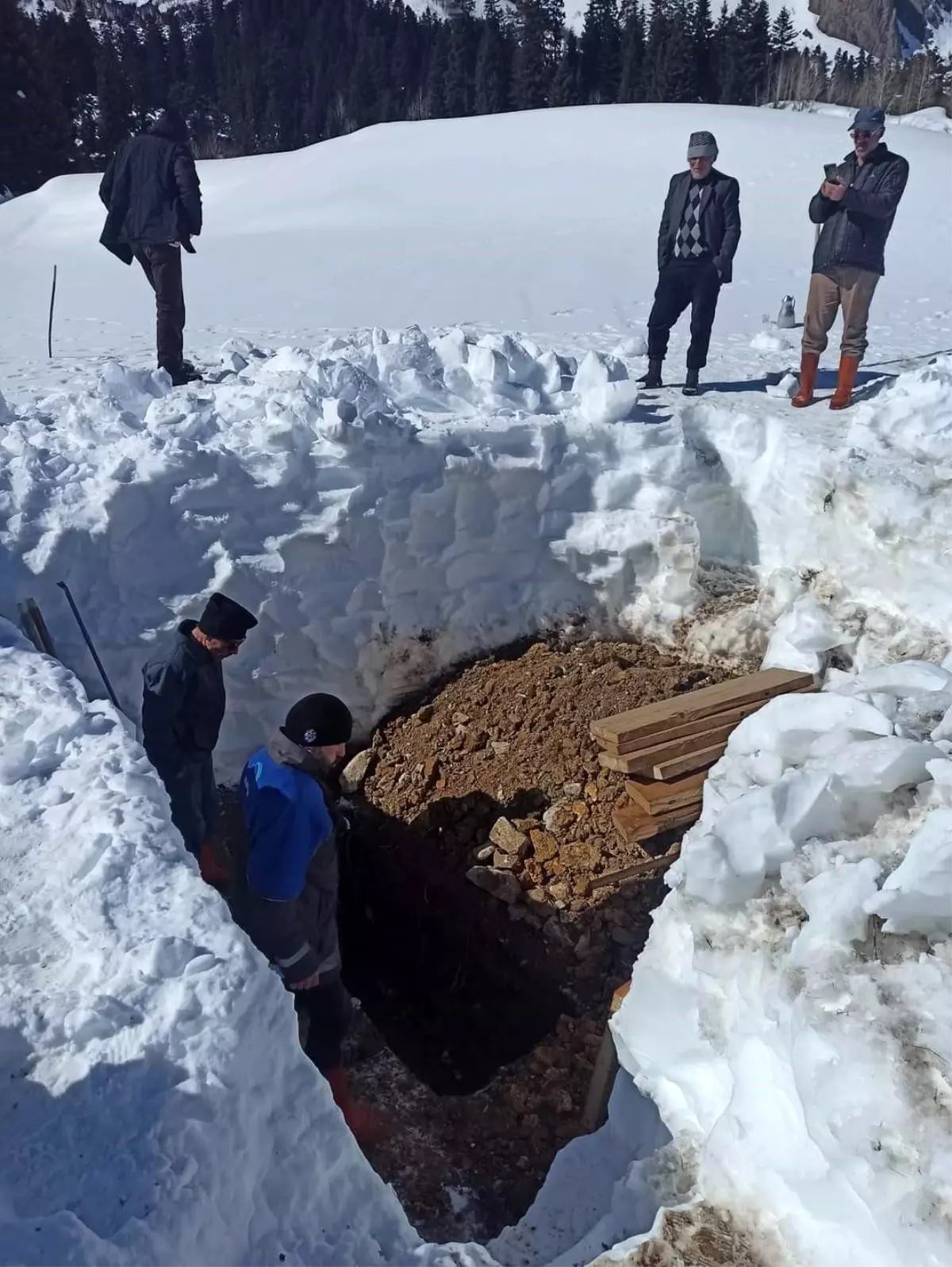 Artvin\'in Şavşat ilçesinde kar yağışı sonrası cenazeler kızakla taşınıyor