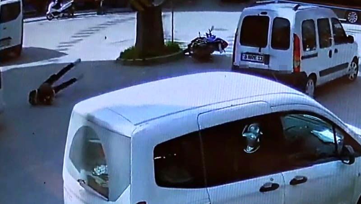 İnegöl\'de motosiklet ile hafif ticari araç çarpıştı: 1 yaralı