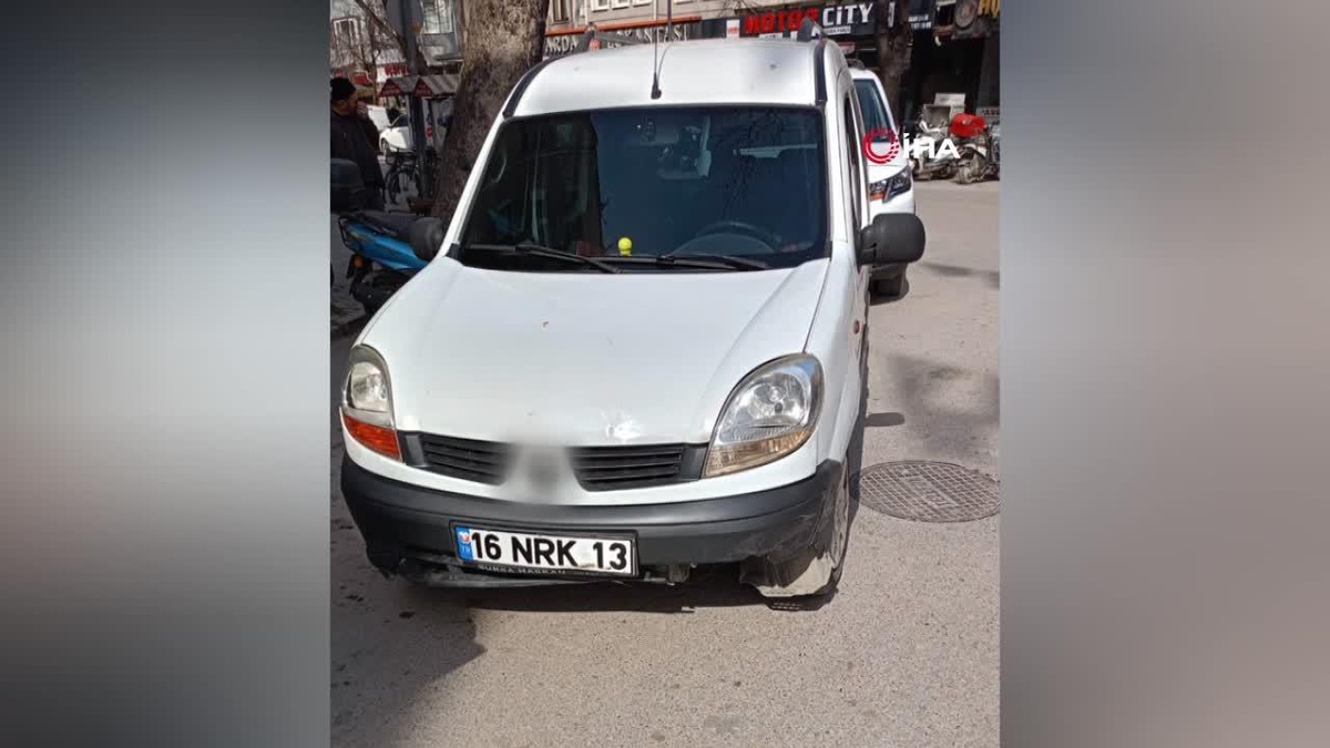 Bursa\'da hafif ticari otomobil ile motosiklet çarpıştı... O anlar kemerada