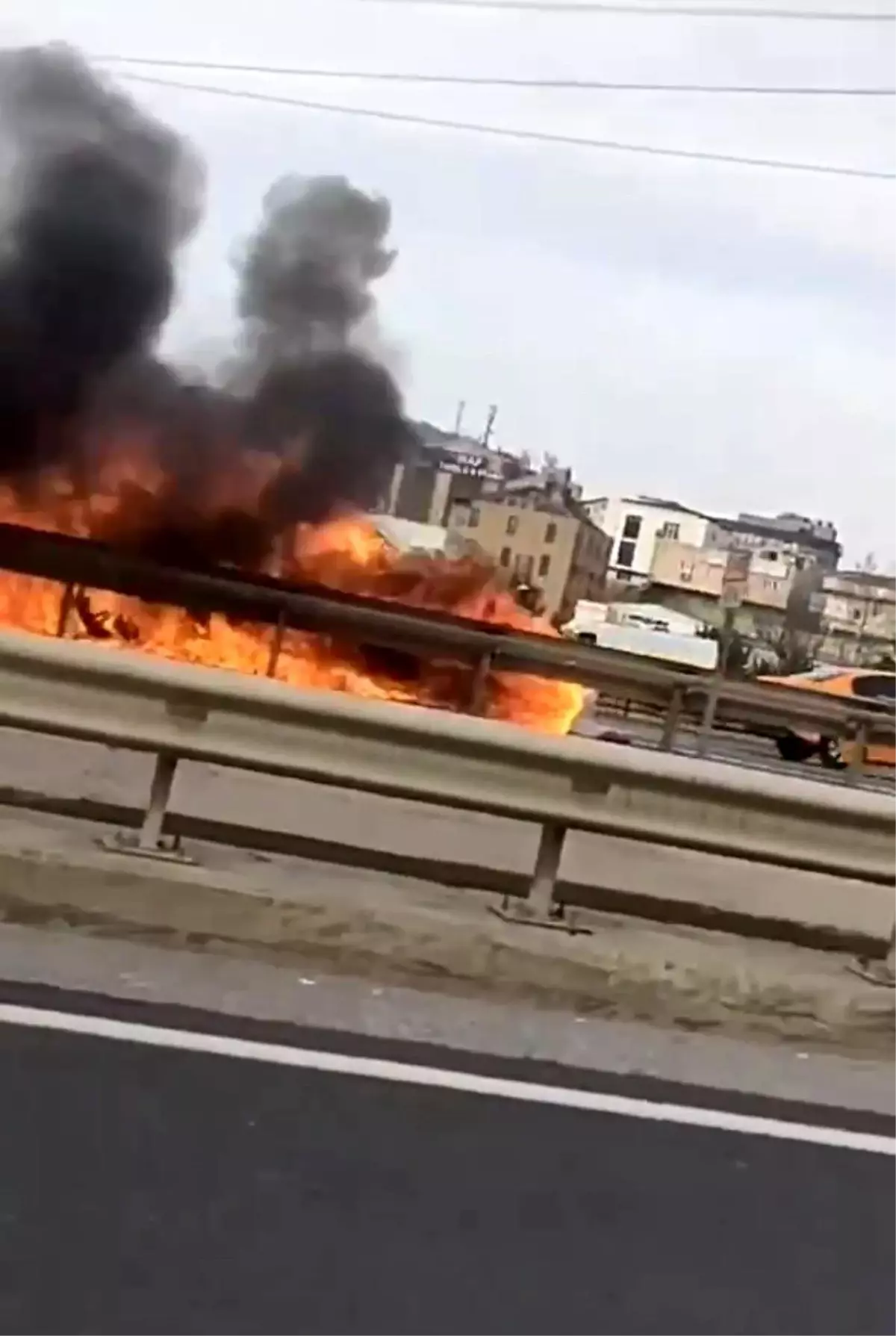 Ataşehir Çamlıca Gişelerinde Araç Yangını