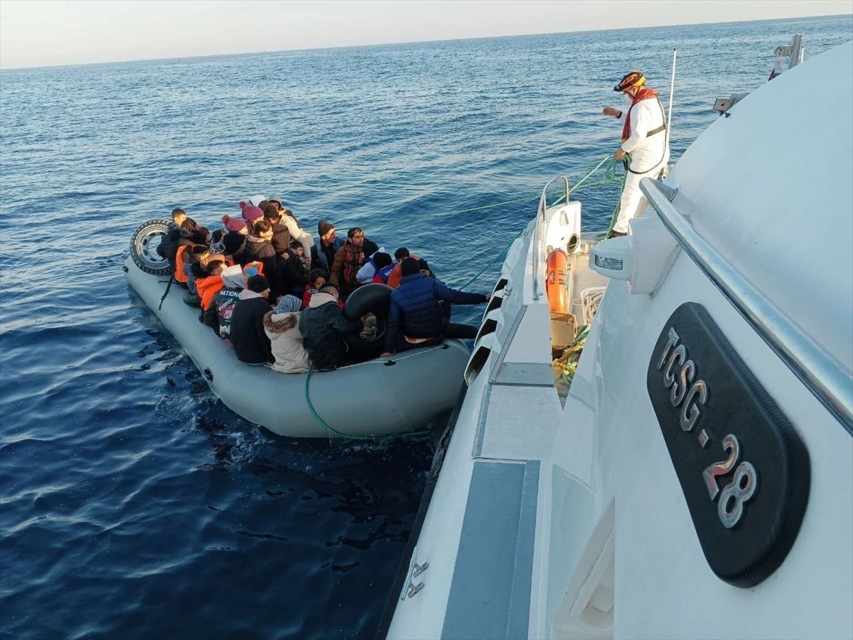 Ayvacık açıklarında lastik botta 46 düzensiz göçmen yakalandı