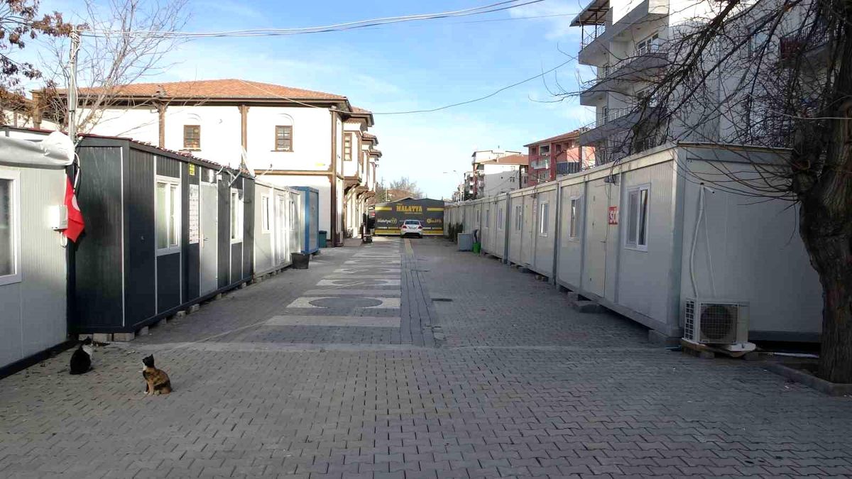 Malatya\'da Depremde Yıkılan Radyocular Konteynerde Yayın Yapıyor