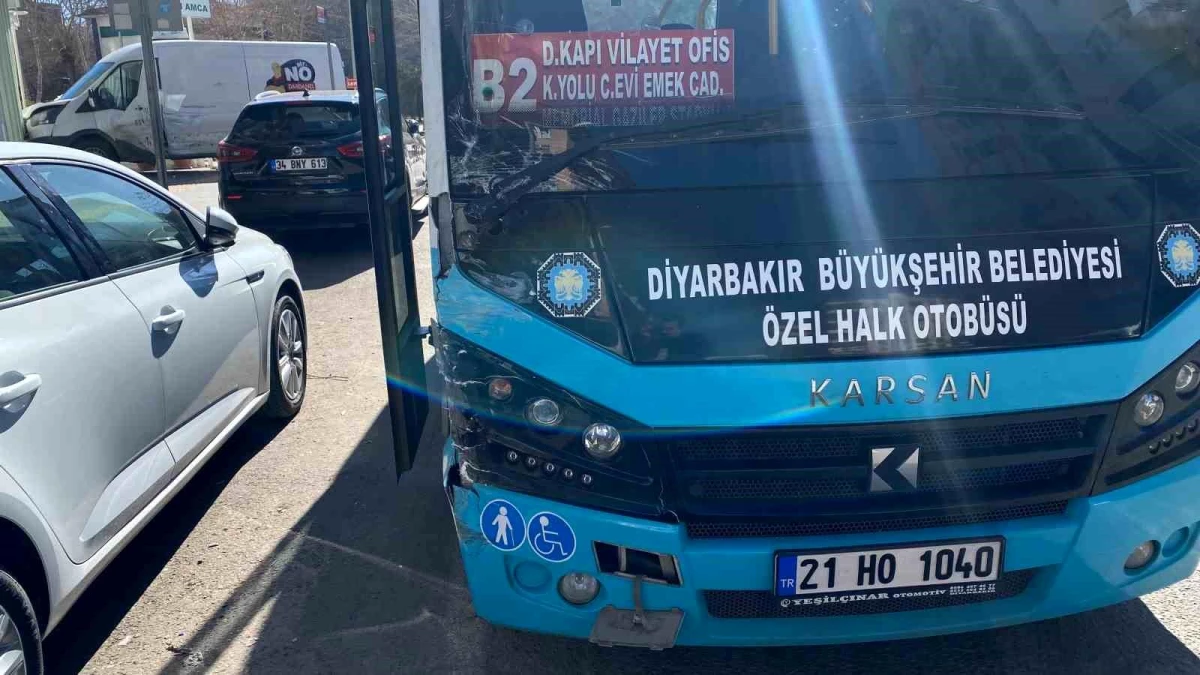 Diyarbakır\'da 4 aracın karıştığı trafik kazasında 13 kişi yaralandı