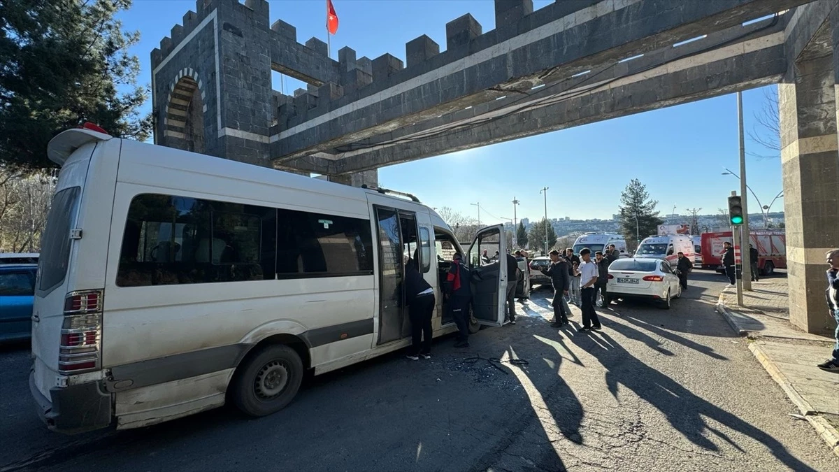 Diyarbakır\'da meydana gelen zincirleme trafik kazasında 12 kişi yaralandı