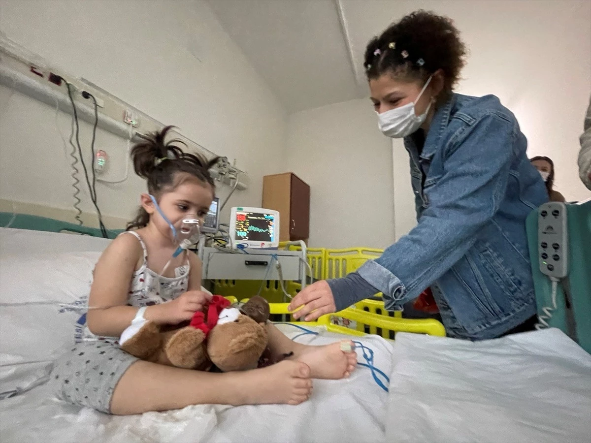 DÜ öğrencileri hastanede tedavi gören çocuklara oyuncak hediye ediyor