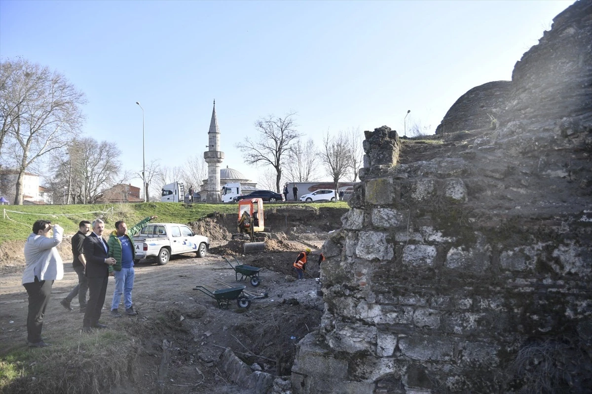 Edirne Valisi Yunus Sezer, Gazi Mihal Hamamı\'nda incelemede bulundu