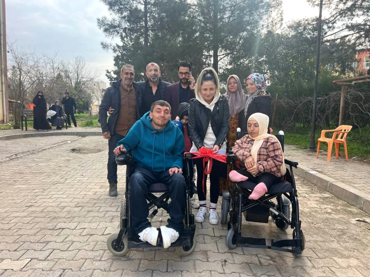 Engelli Çift, Yeni Akülü Tekerlekli Sandalyeyle Bir Engeli Daha Aştı