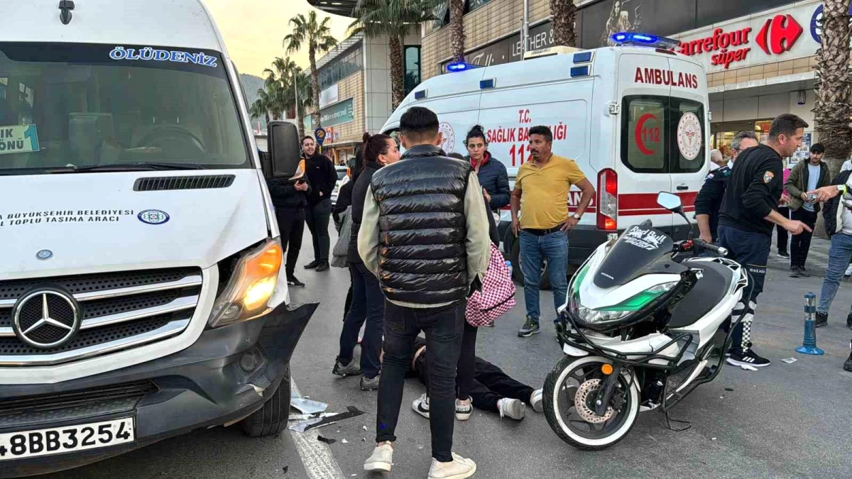 Fethiye\'de minibüse çarpan motosikletteki iki kişi yaralandı