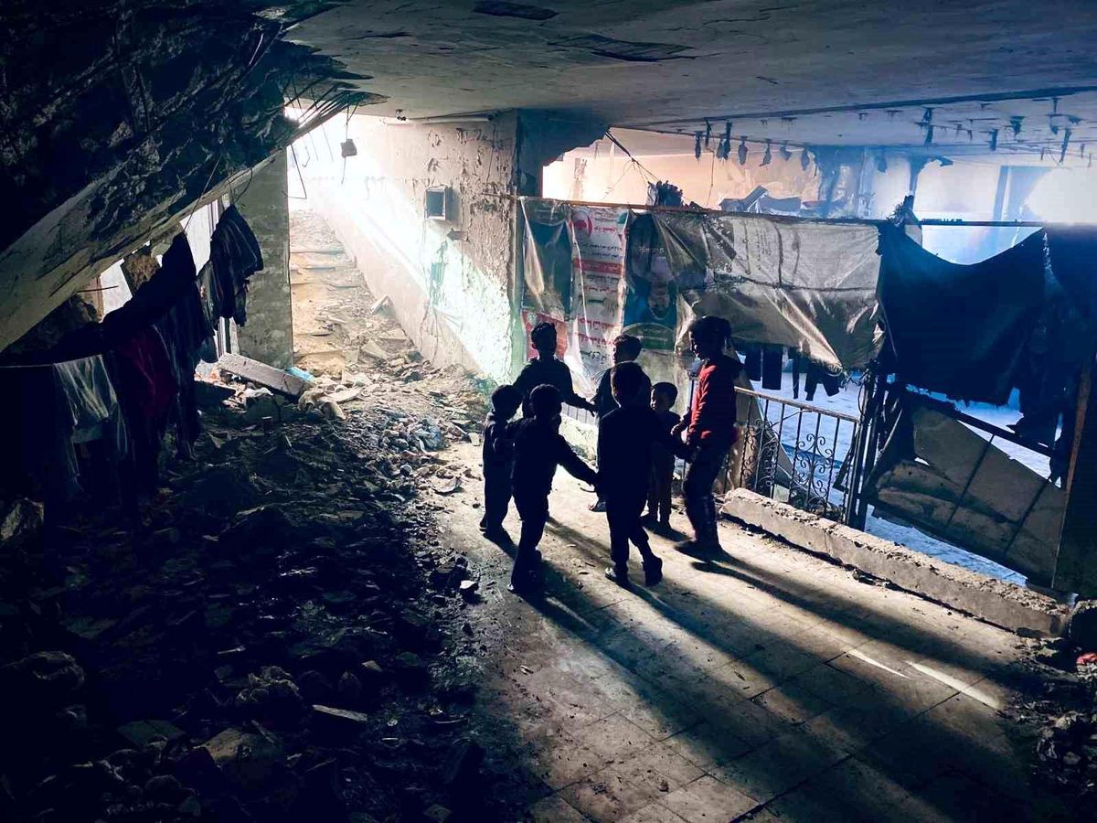 Gazze\'deki Filistinliler Enkazlarda Yaşam Mücadelesi Veriyor
