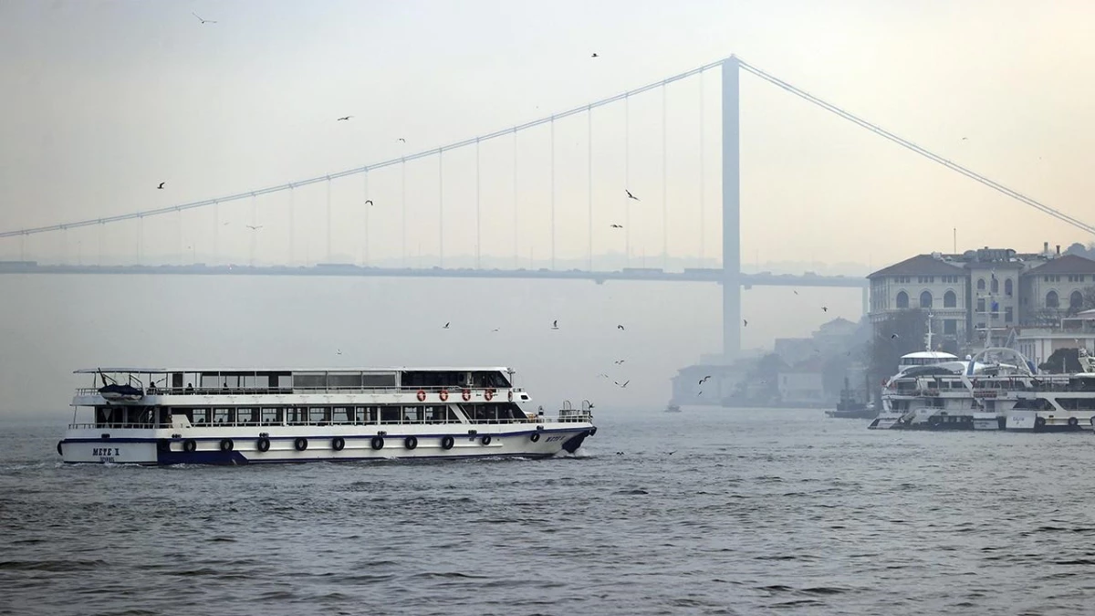 İstanbul Boğazı\'ndaki gemi trafiği sis nedeniyle durduruldu