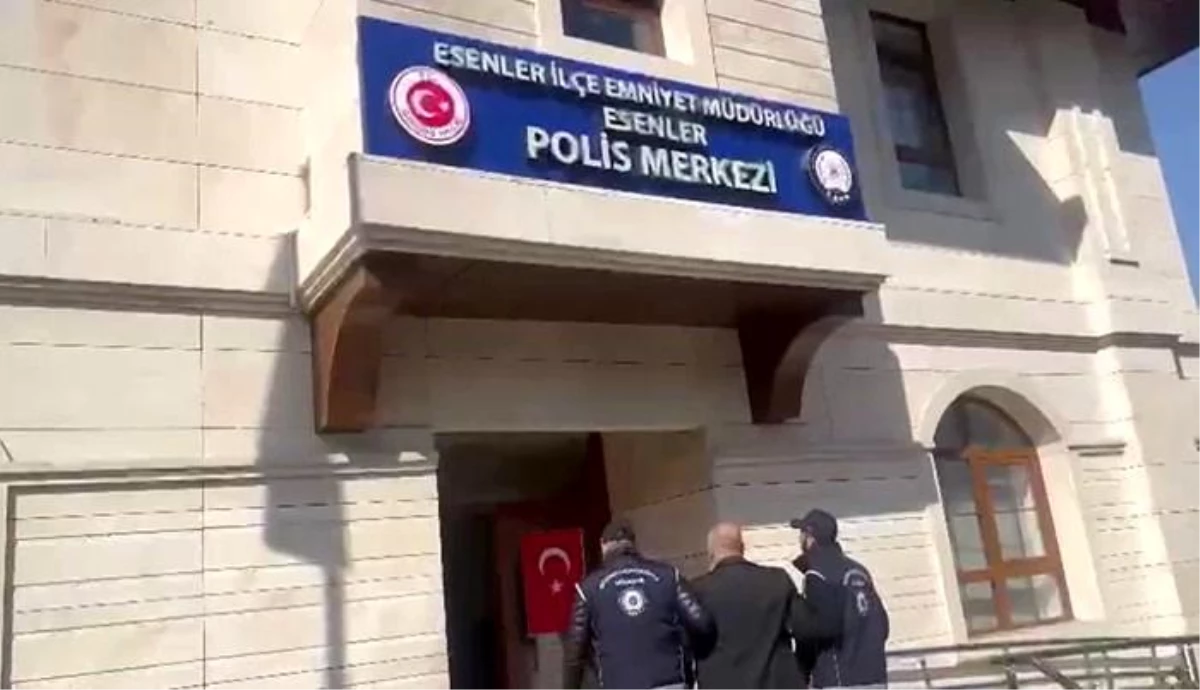 İstanbul\'da Göçmen Kaçakçılığı ve Resmi Belgede Sahtecilik Suçlarından Aranan Şahıs Yakalandı