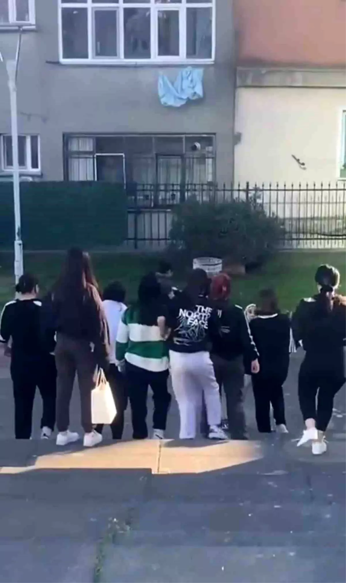 Kağıthane\'de Sevgili Kavgası: Gençler Birbirine Girdi, Kayda Alanlar Küfürler Savurdu