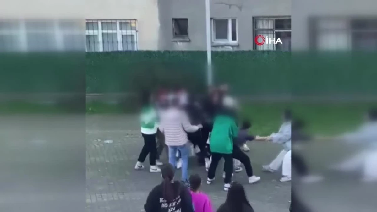 İstanbul\'da genç kızların sevgili kavgası kamerada: Erkekler ayırmak yerine kayda alıp küfretti