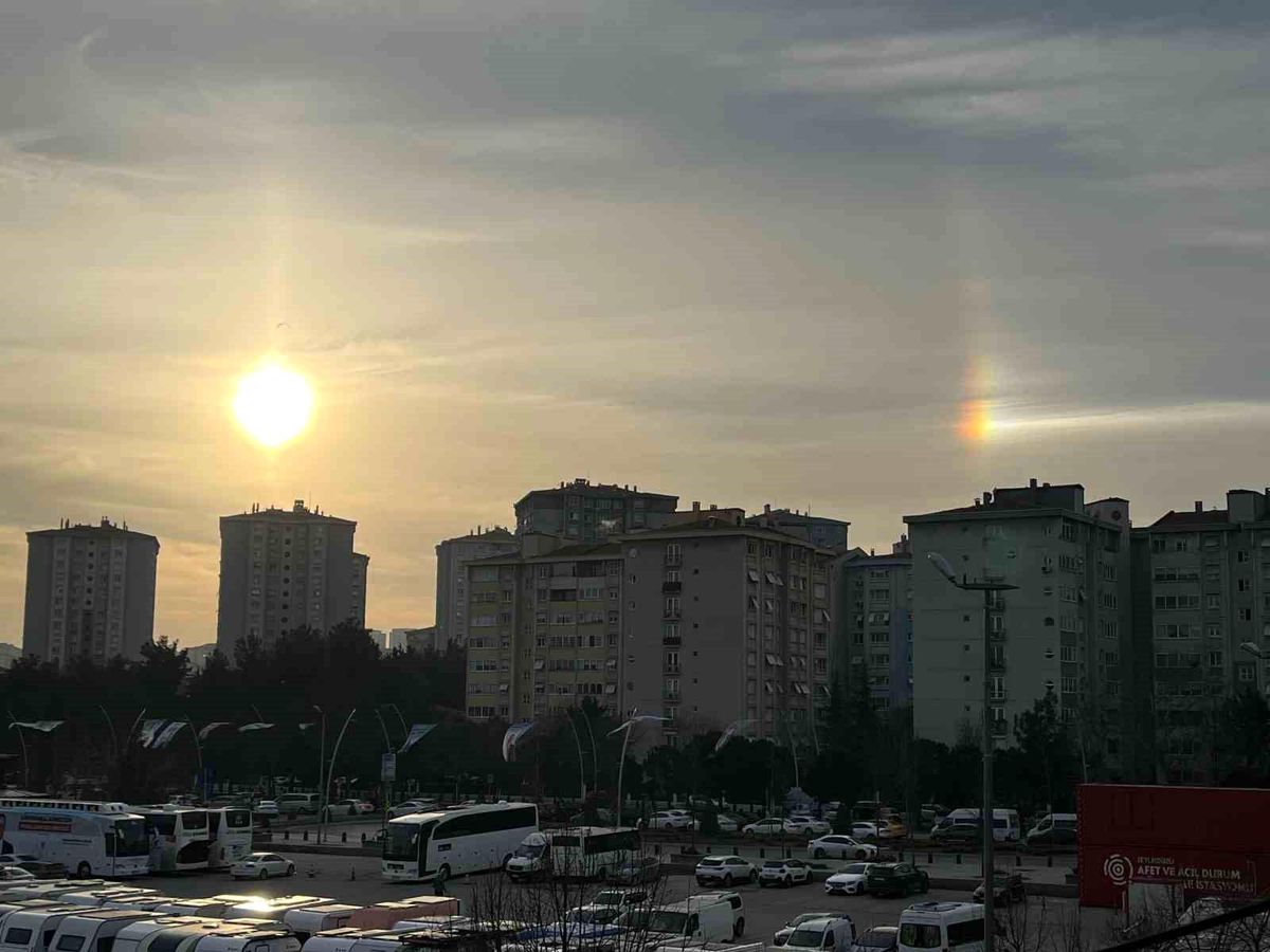 İstanbul\'da Yağmursuz Bir Akşamda Gökyüzünde Gökkuşağı Görüldü