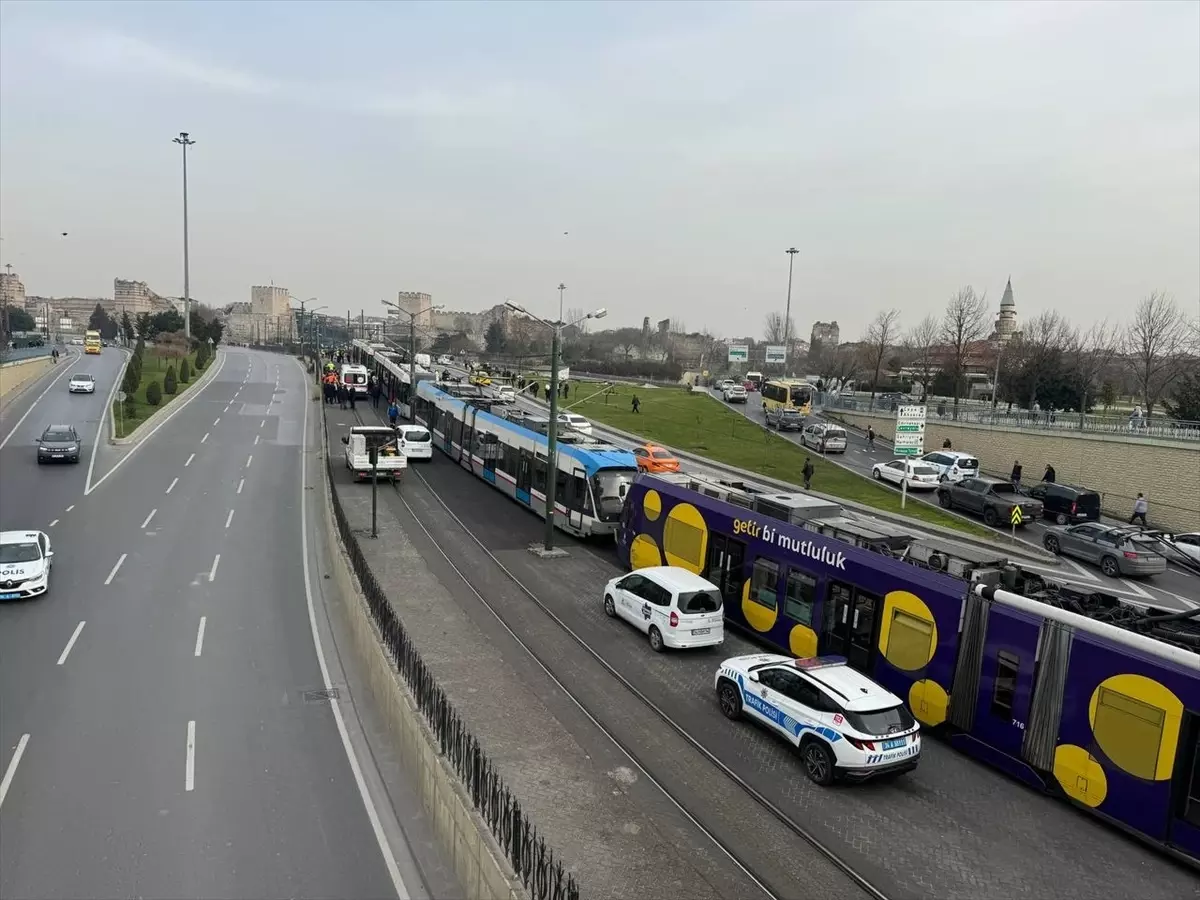 İstanbul Fatih\'te tramvayın çarptığı kişi yaşamını yitirdi