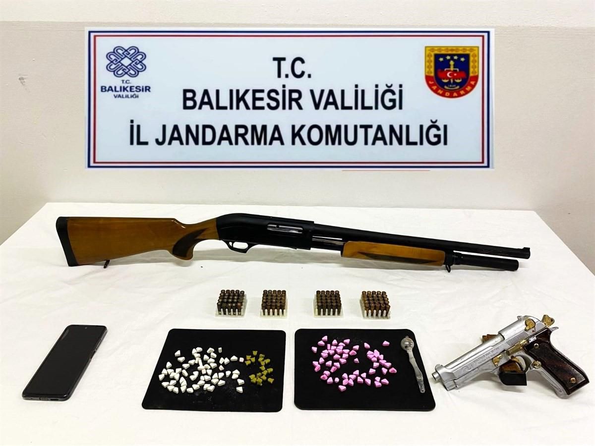 Balıkesir\'de Uyuşturucu Operasyonu: 131 Adet Extacy Hap ve Silah Ele Geçirildi