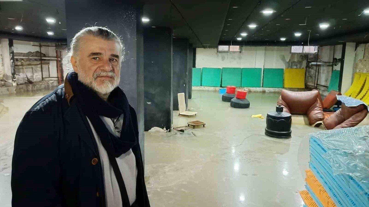 Edirne\'deki İş Merkezindeki Spor Salonunu Kanalizasyon Suları Bastı
