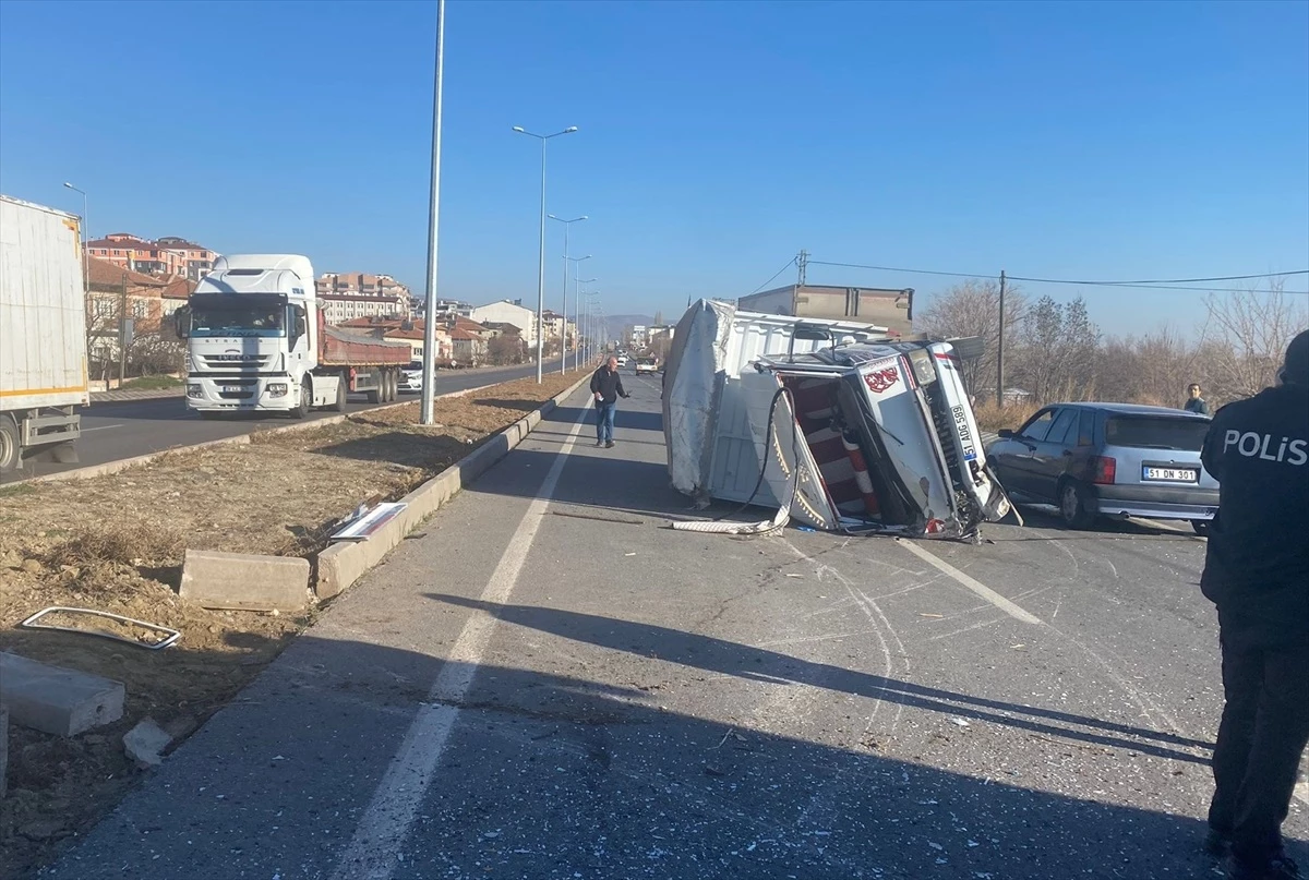 Kayseri\'de kamyon devrildi, 3 kişi yaralandı