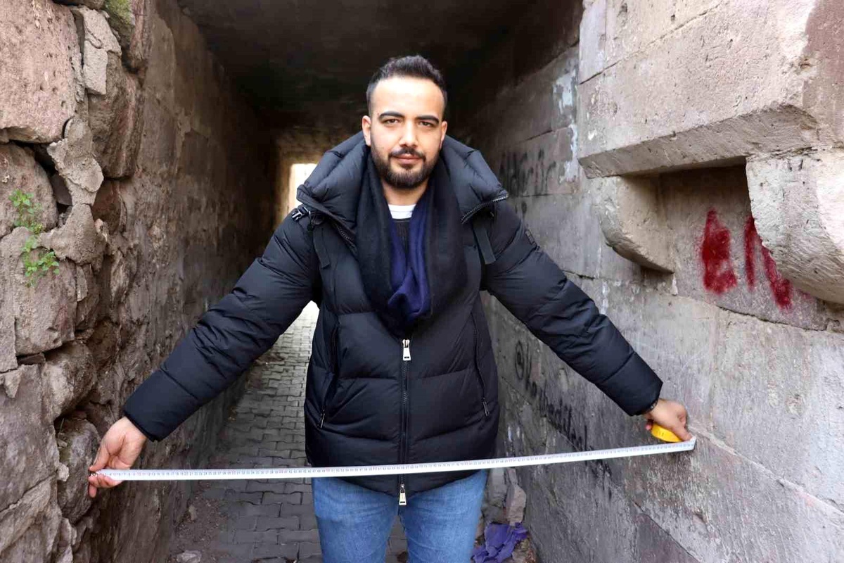 Kayseri\'nin Talas ilçesinde bulunan 138 santim enindeki sokak görenlerin dikkatini çekiyor