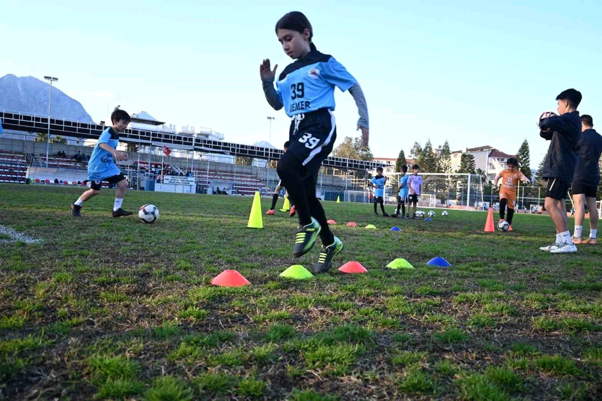 Kemer Belediyesi Futbol Okulu\'nda geleceğin futbolcuları yetişiyor