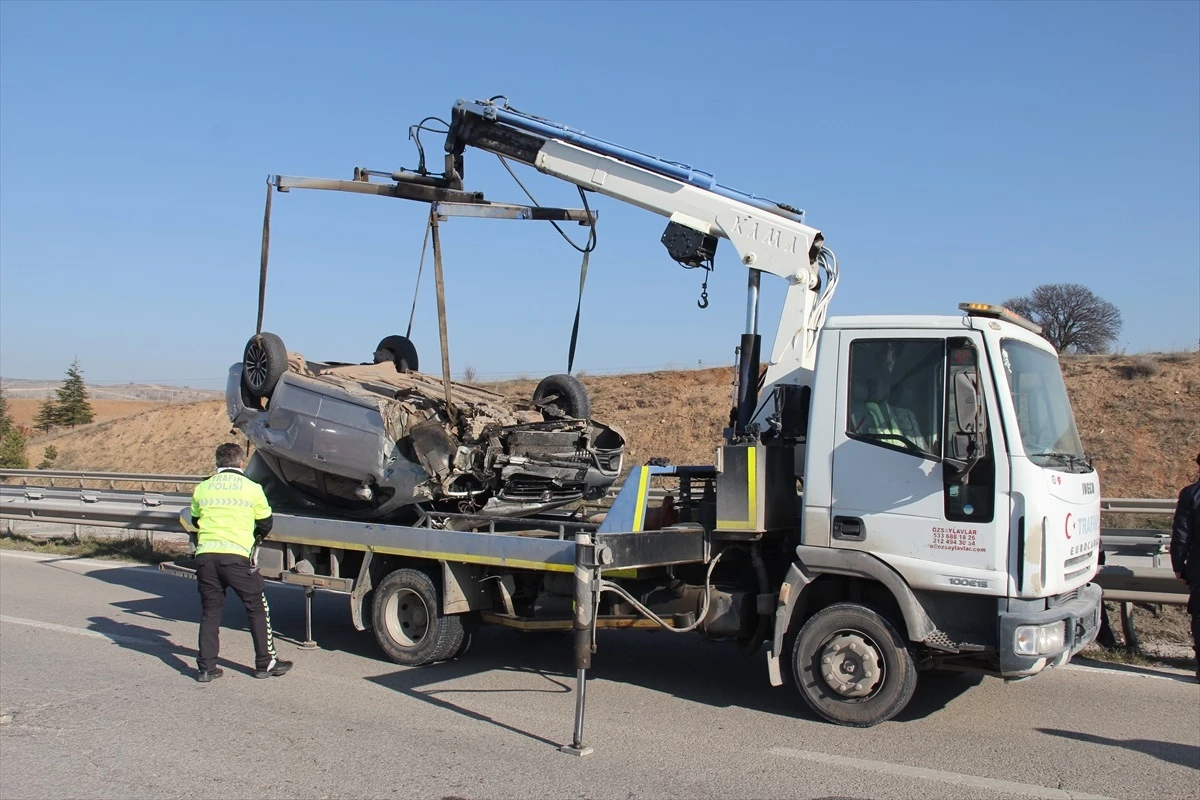 Kırıkkale\'de otomobil refüje devrildi, yolcu yaralandı