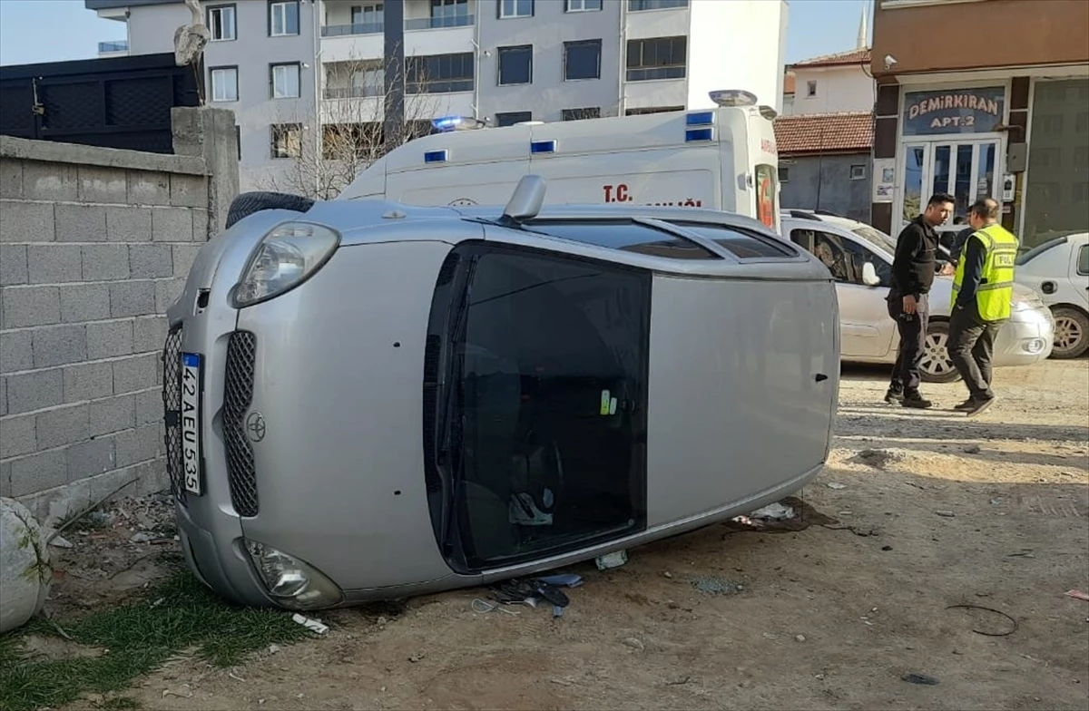 Konya\'da Otomobil Devrildi: Anne ve Kızı Yaralandı