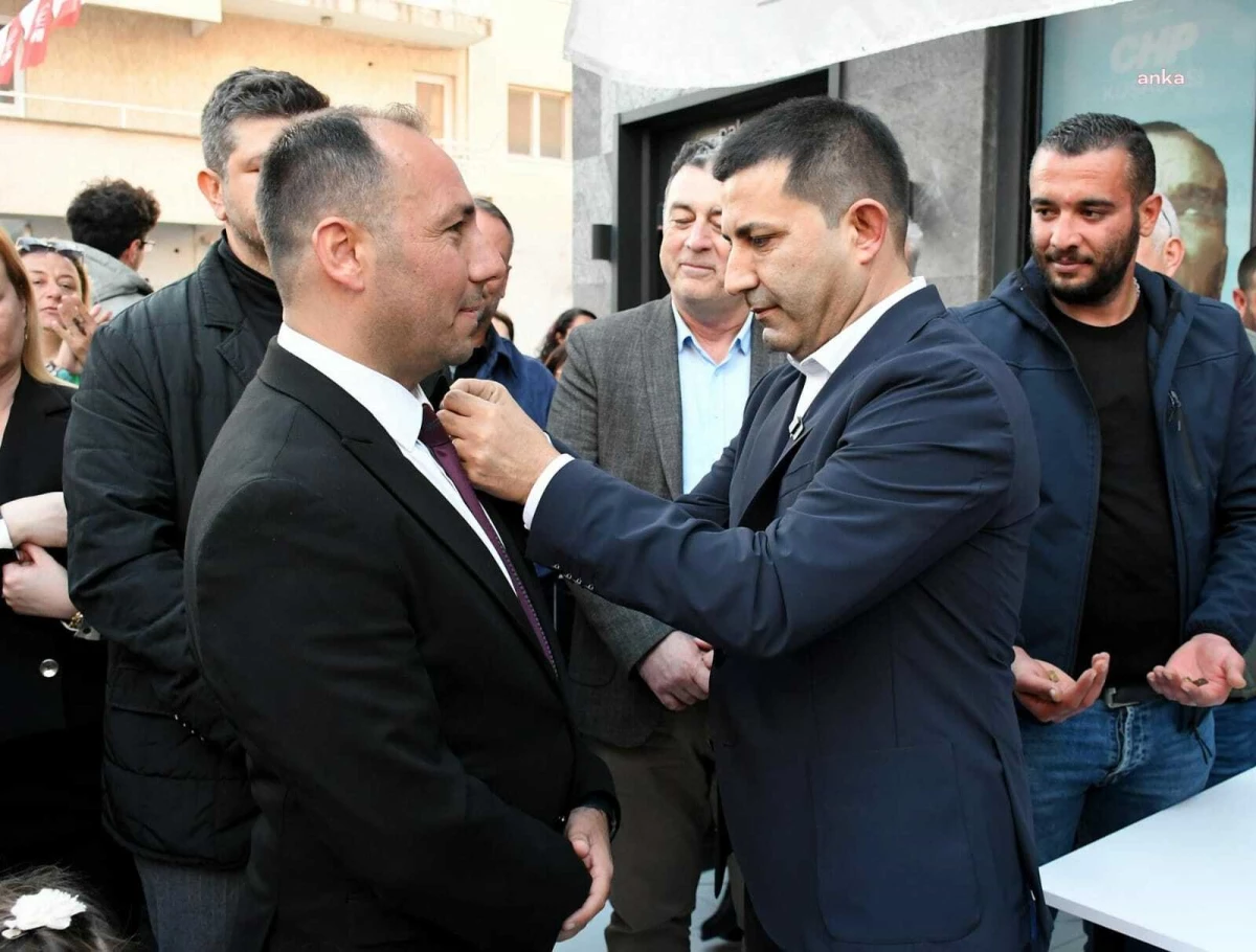Kuşadası Belediye Başkanı Ömer Günel, İYİ Parti\'den istifa edenlere rozet taktı