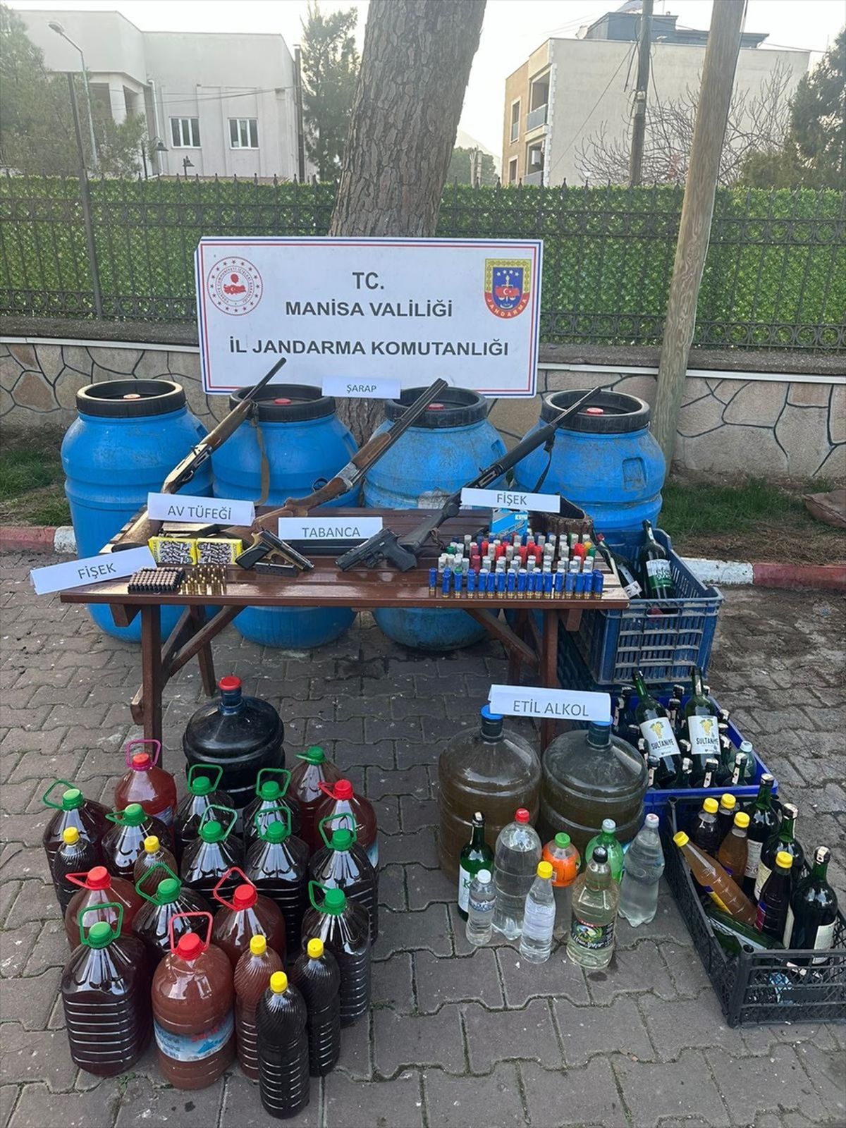 Manisa\'da kaçak içki operasyonunda 3 kişi gözaltına alındı