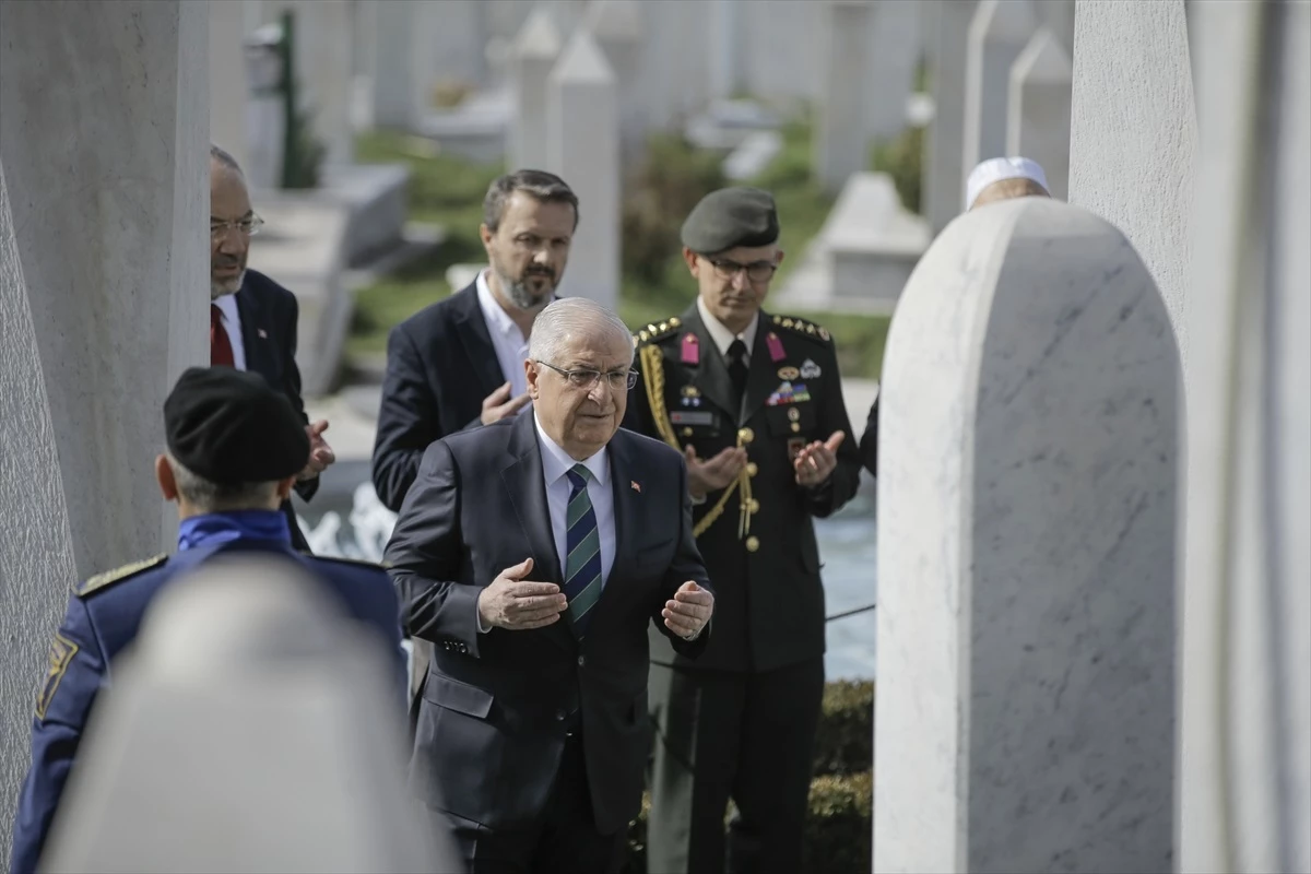Milli Savunma Bakanı Yaşar Güler, Bosna Hersek\'te Şehitlik Ziyareti Yaptı