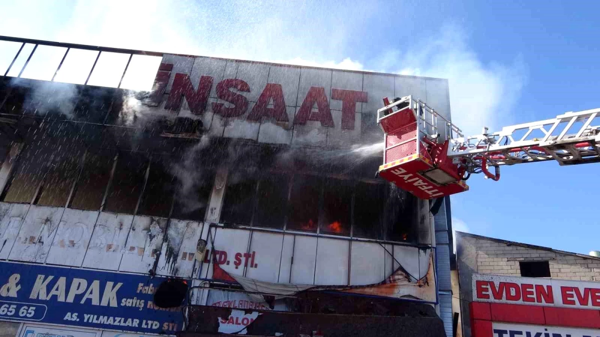Van Tuşba ilçesinde inşaat malzemeleri ve mobilya satışı yapılan mağazada yangın çıktı