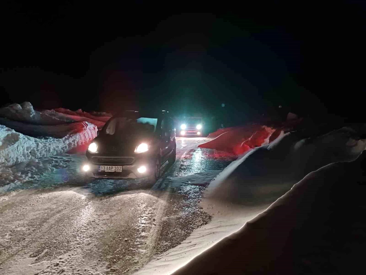 Muş\'ta Kar Fırtınası Sonucu Mahsur Kalan 15 Kişi Kurtarıldı