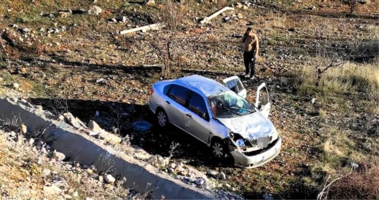 Malatya\'da Otomobil Şarampole Uçtu: 4 Yaralı