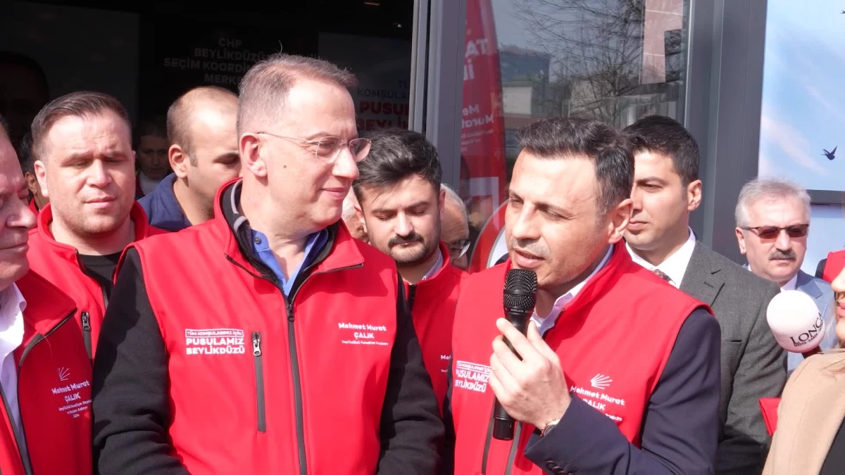 CHP İstanbul İl Başkanı Özgür Çelik, Beylikdüzü ve Eyüpsultan\'da saha çalışmalarına katıldı