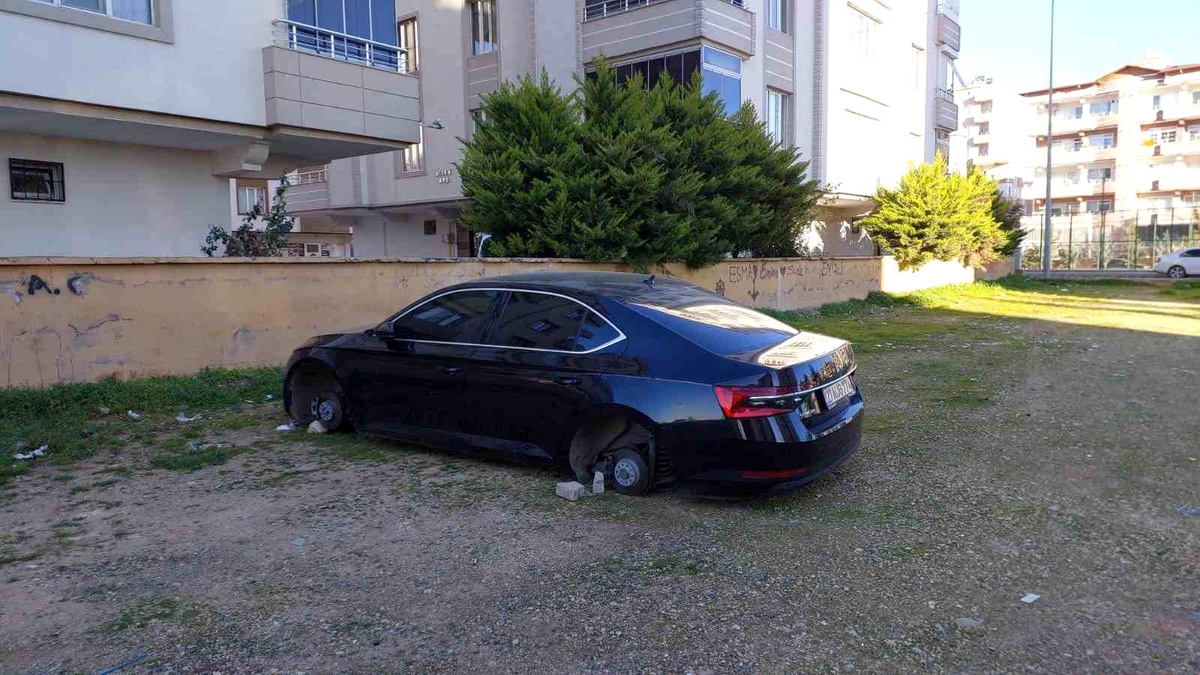 Gaziantep\'te lüks otomobilin lastikleri jantlarıyla birlikte çalındı
