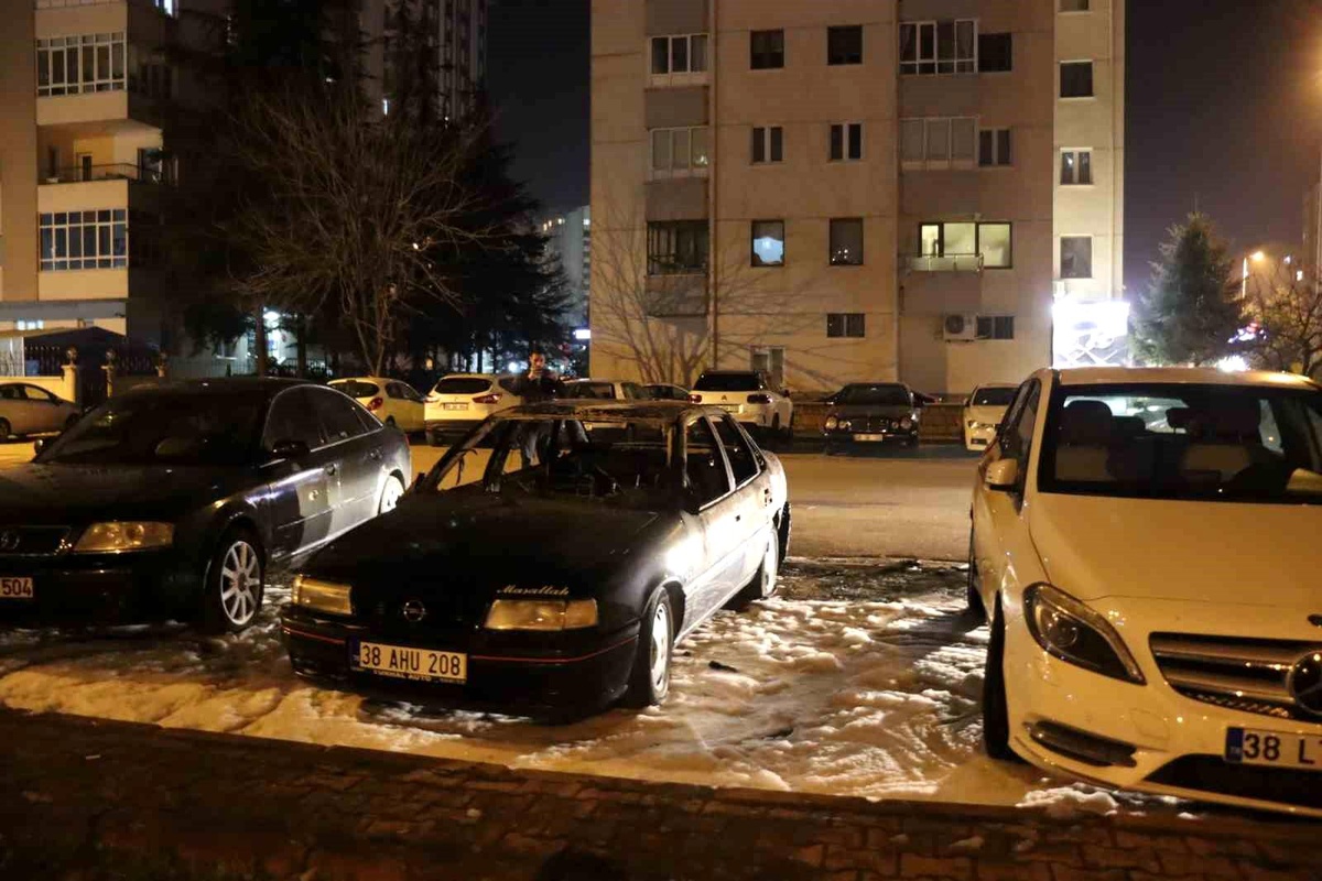 Kayseri\'de park halindeki araçta çıkan yangın söndürüldü