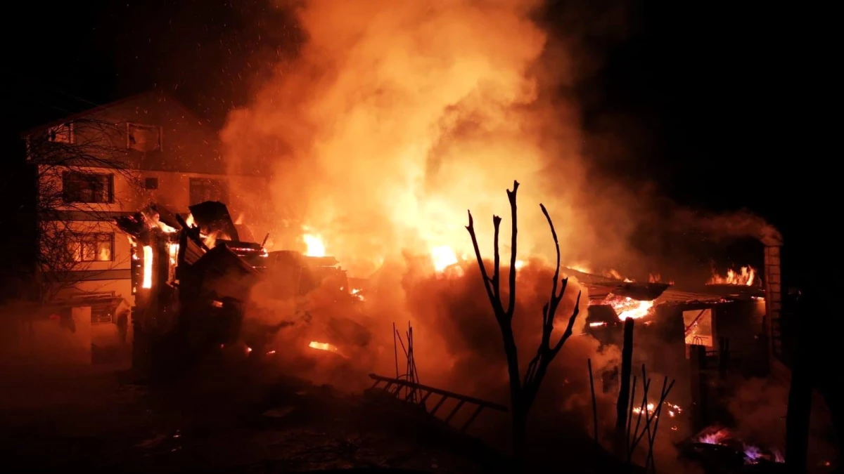Karabük\'ün Yenice ilçesinde ahşap ev yangını: Bir itfaiye eri yaralandı