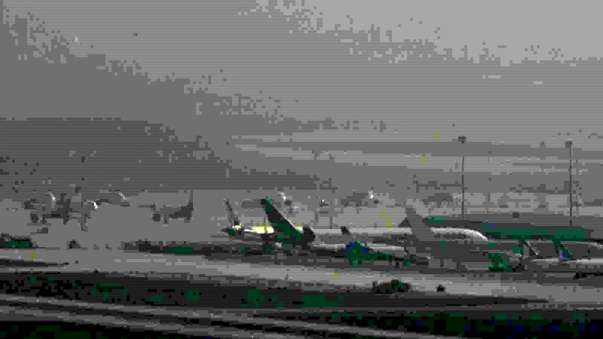 İstanbul\'da Yoğun Sis Nedeniyle Uçaklar Başka Havalimanına Yönlendirildi