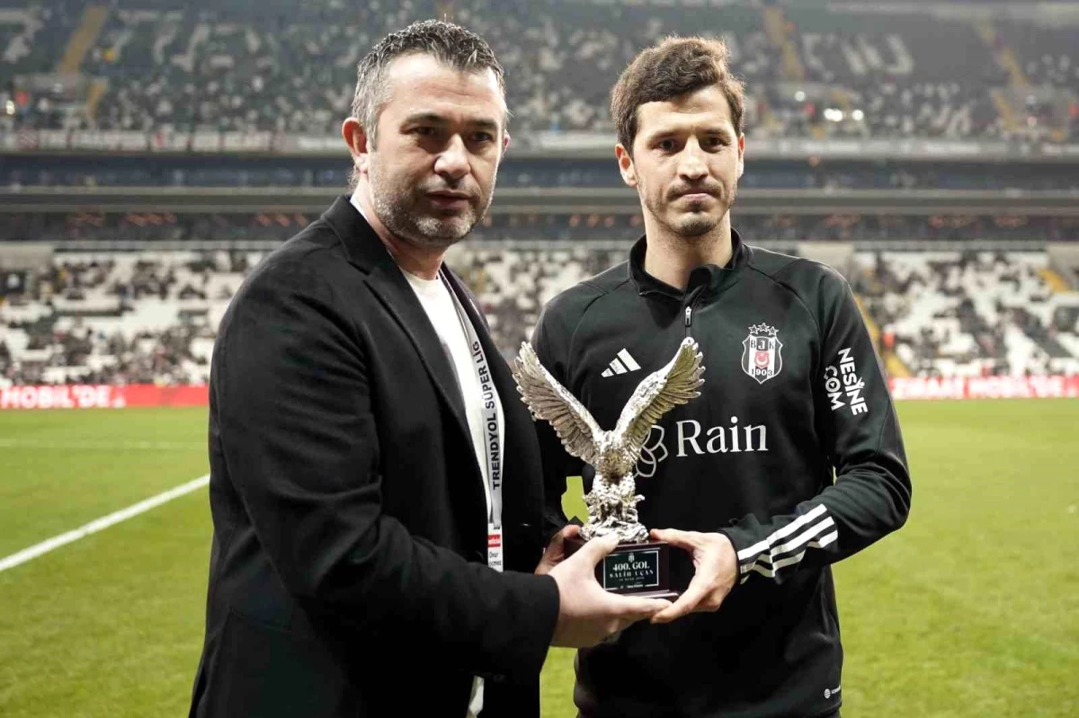 Beşiktaş Asbaşkanı Onur Göçmez, Salih Uçan\'a plaket verdi